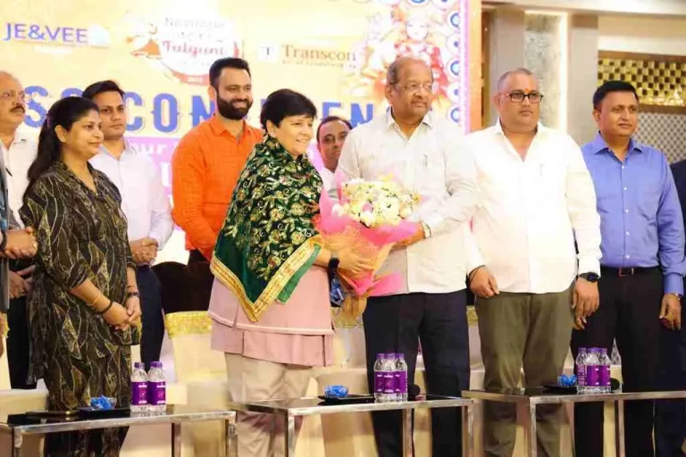 'Dandiya Queen' Falguni Pathak's Garba Ramzat in Borivali for the sixth time in a row