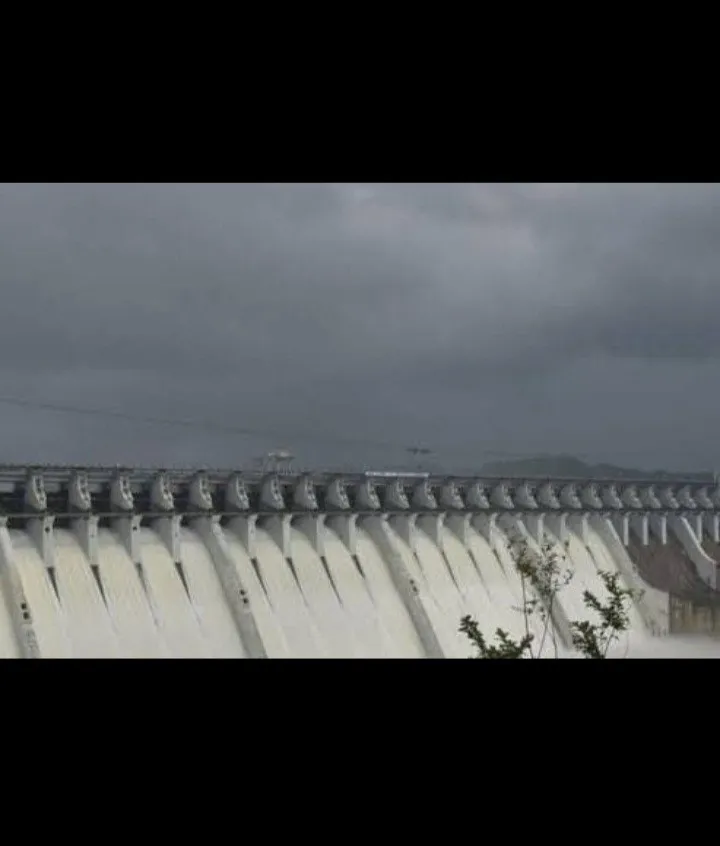 Due to heavy rains in the upstream, the Sardar Sarovar Dam is continuously covered with water, opening the gates of Narmada Dam. Due to heavy rains in the upstream, the Sardar Sarovar Dam is continuously covered with water, opening the gates of Narmada Dam.