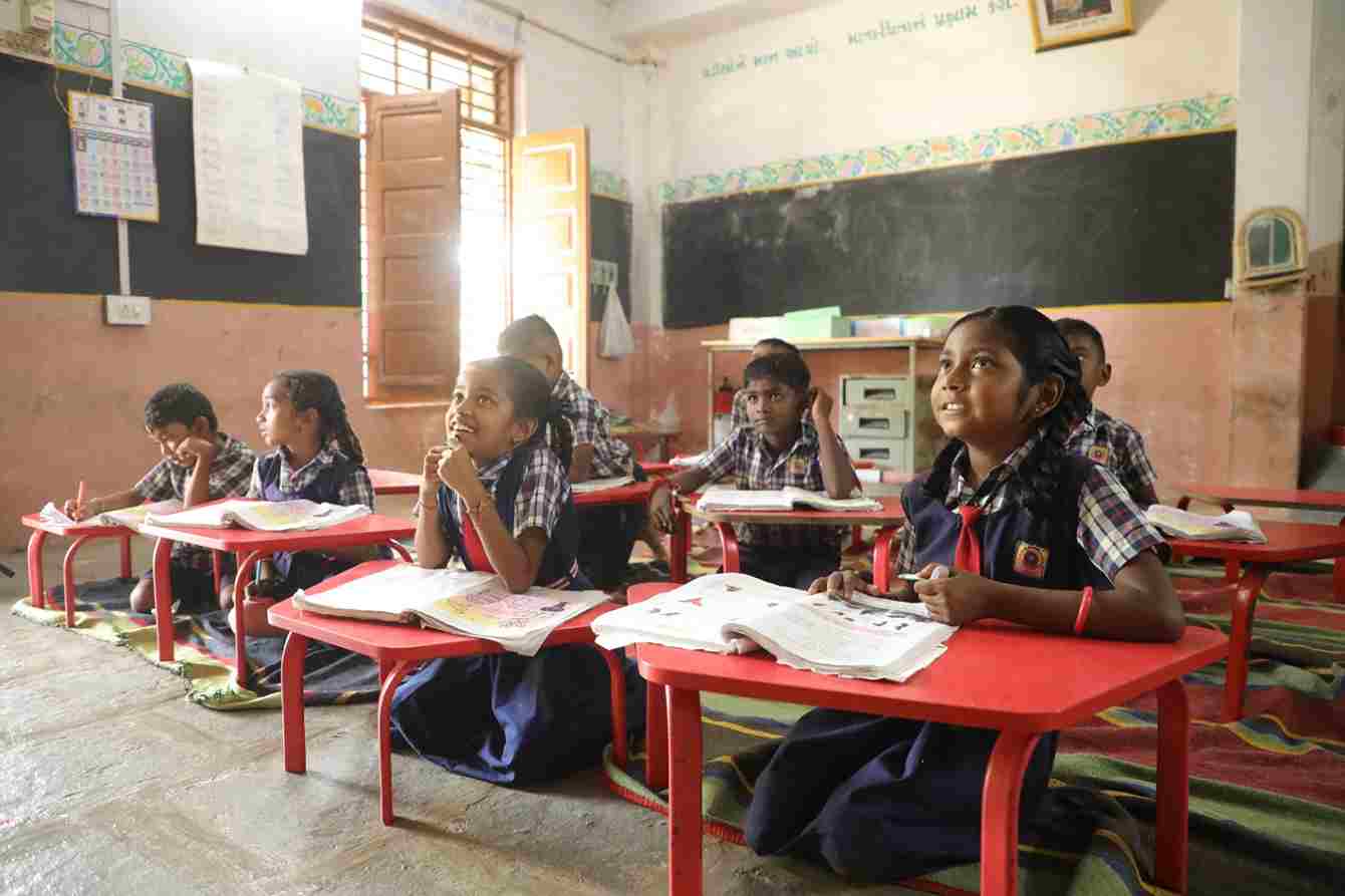 The headmaster of Mahuvani Wagheshwar Primary School, Milanbhai Patel, shines a new light on the knowledge of education Gangotri.