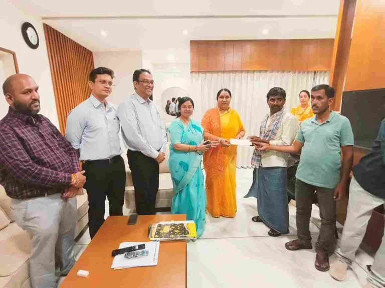 The heirs of the deceased cleaner Anjanaben received Rs. 10 lakh check presentation