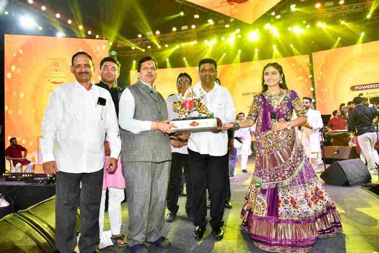 Amazing response from garba players to Moorjibhai Patel's dazzling Navratri