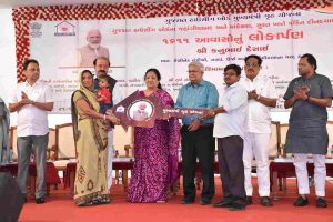 Finance Minister Kanubhai Desai inaugurating 1,611 state-of-the-art facilities under 'Mukhyamantri Griha Yojana' at a cost of Rs.131.84 crore at Jahangirabad and Pandesara in the city.