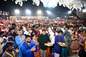 Geeta Rabari in Murjibhai Patel's Chogada Re Navratri, a new super hit Navratri in Mumbai.