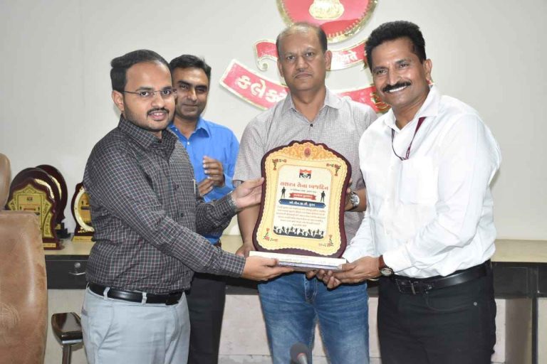 City Provincial Officer Vikram Bhandari awarded commemorative plaques to organizations that generously contributed to the 'Armed Forces Flag Day' for the families of soldiers-martyred soldiers