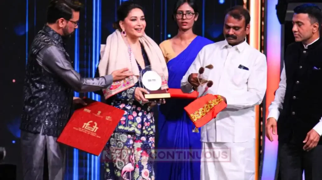 iffi 2023 madhuri dixit receives special award by anurag thakur