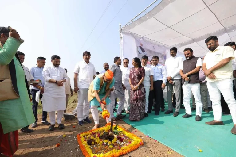 Minister of State for Forest and Environment Mukeshbhai Patel inaugurating the canal modernization works to be done at Mahuwa at a cost of Rs 36.97 crore. Minister of State for Forest and Environment Mukeshbhai Patel inaugurating the canal modernization works to be done at Mahuwa at a cost of Rs 36.97 crore.