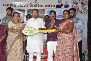 Minister of State for Forest and Environment Mukeshbhai Patel welcoming the chariot of 'Viksha Bharat Sankalp Yatra' which arrived at Veluk village of Olpad taluka.