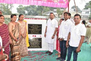 Minister of State for Forest and Environment Mukeshbhai Patel welcoming the chariot of 'Viksha Bharat Sankalp Yatra' which arrived at Veluk village of Olpad taluka.