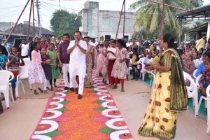 Minister of State for Forest and Environment Mukeshbhai Patel welcoming the chariot of 'Viksha Bharat Sankalp Yatra' which arrived at Veluk village of Olpad taluka.