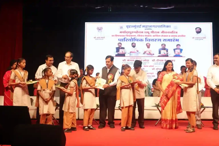 Mumbai Prize distribution of Shri Ram Jeevan Charitra Competition by Minister Lodha in Municipal Schools in Mumbai