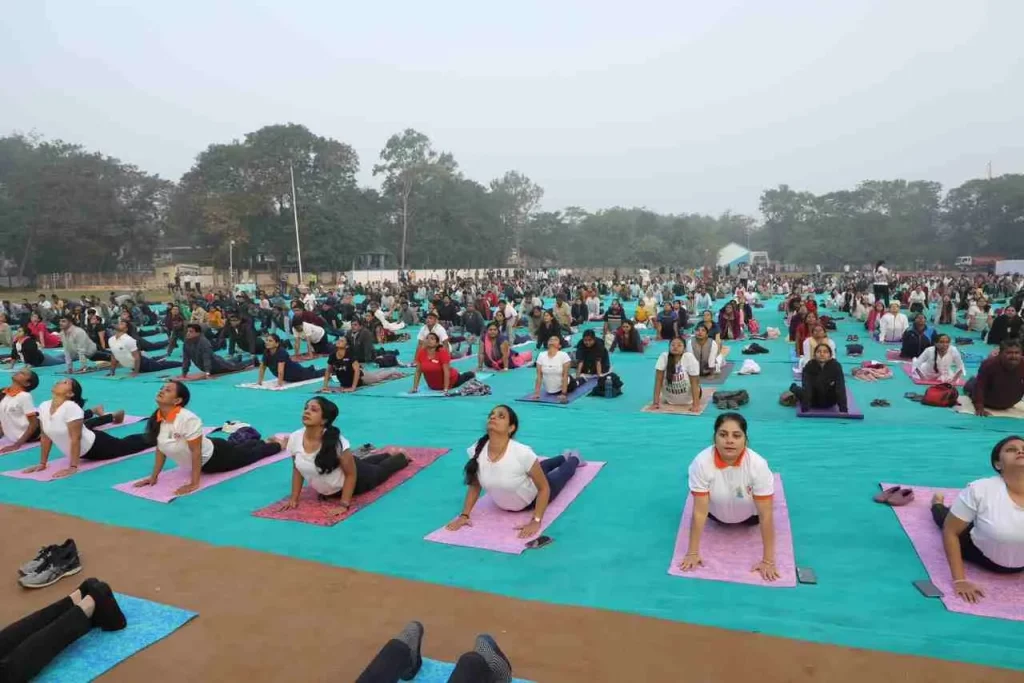 Surat district participated in the world record set by Gujarat by saluting the sun with the arrival of the first sun ray of the new year.