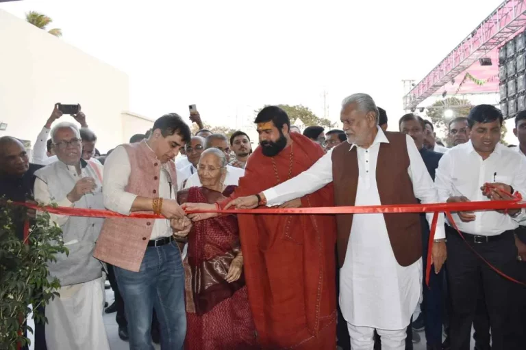 Inauguration of 'Ashirvad Manavmandir' built at a cost of Rs.32 crore for the service of destitute mentally challenged at Kamrej's dhoran Pardi in Surat