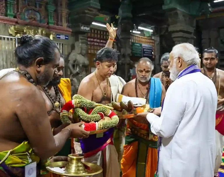 PM offers prayers at Madurai Meenakshi Amman Temple