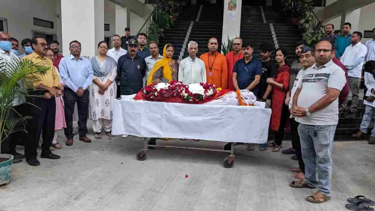 The first case of death from a soldier family living in Surat 82-year-old late Nirmalaben Sood died at Government Medical College, Surat. The first case of death from a soldier family living in Surat 82-year-old late Nirmalaben Sood died at Government Medical College, Surat.