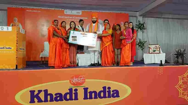 To promote khadi, KVIC in Gujarat distributes machines and toolkits to 'newly empower' rural artisans