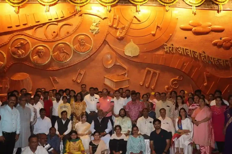 Lata Mangeshkar A mural based on the life of Swarasamrajni Lata Mangeshkar unveiled in this area of Mumbai