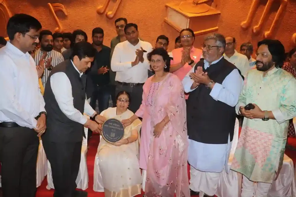 Lata Mangeshkar A mural based on the life of Swarasamrajni Lata Mangeshkar unveiled in this area of Mumbai