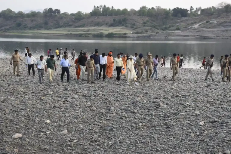 Narmada Collector Smt. Shweta Tevatia inspected the alternative route of Narmada Parikrama of Uttara Vahini.