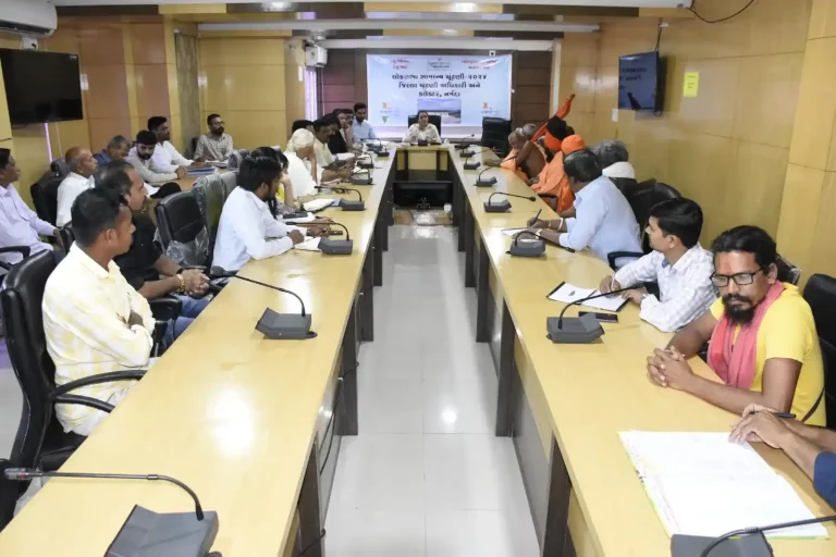 Narmada District Collector Shri Shweta Tevatia chaired a review meeting regarding Uttaravahini Parikrama in the collector's office auditorium.