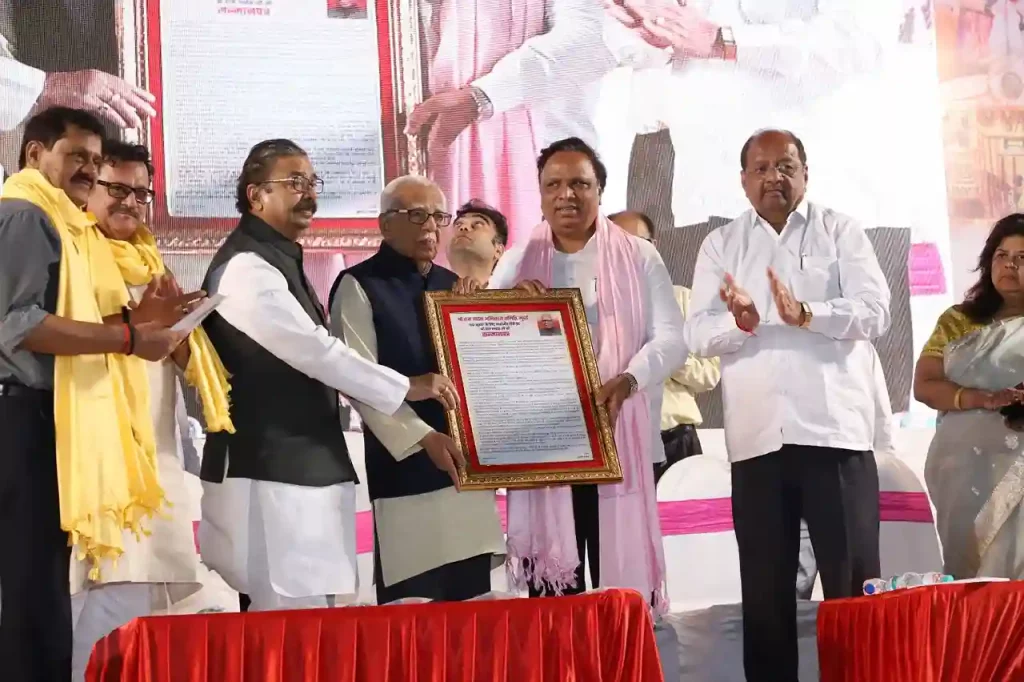 Ram Naik On the occasion of 'Padma Bhushan' award to Ram Naik, a public honor program was organized in Borivali.