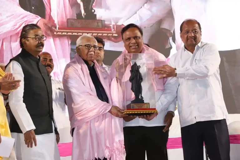 Ram Naik On the occasion of 'Padma Bhushan' award to Ram Naik, a public honor program was organized in Borivali.