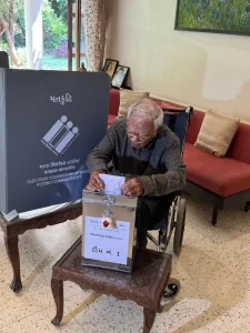 95-year-old Rustamji Mehta, who has not been forced to vote in any election so far, voted at home with the help of the election system.