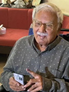 95-year-old Rustamji Mehta, who has not been forced to vote in any election so far, voted at home with the help of the election system.