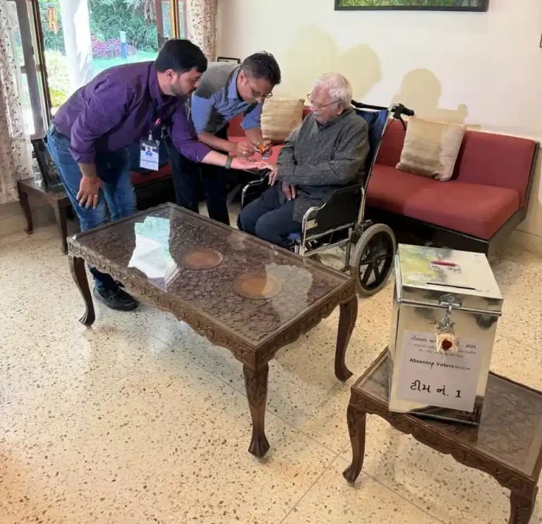 95-year-old Rustamji Mehta, who has not been forced to vote in any election so far, voted at home with the help of the election system.