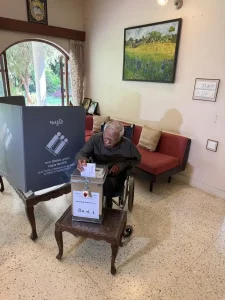 95-year-old Rustamji Mehta, who has not been forced to vote in any election so far, voted at home with the help of the election system.