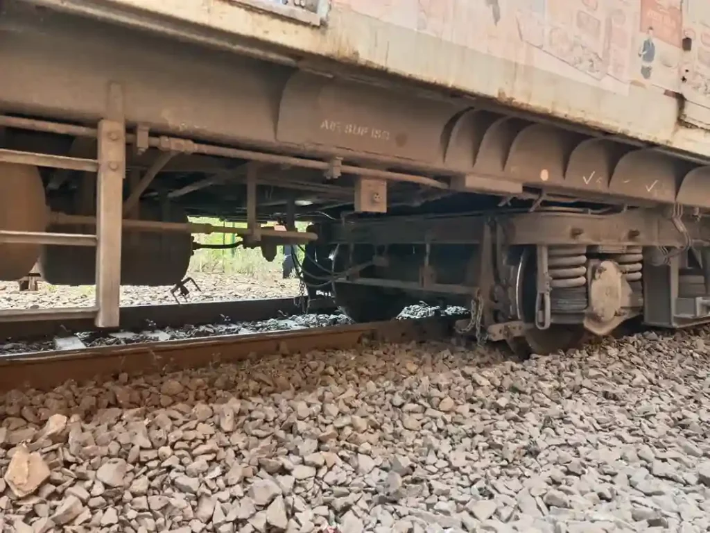 Mumbai local derails Local Train Derails At Chhatrapati Shivaji Terminus 