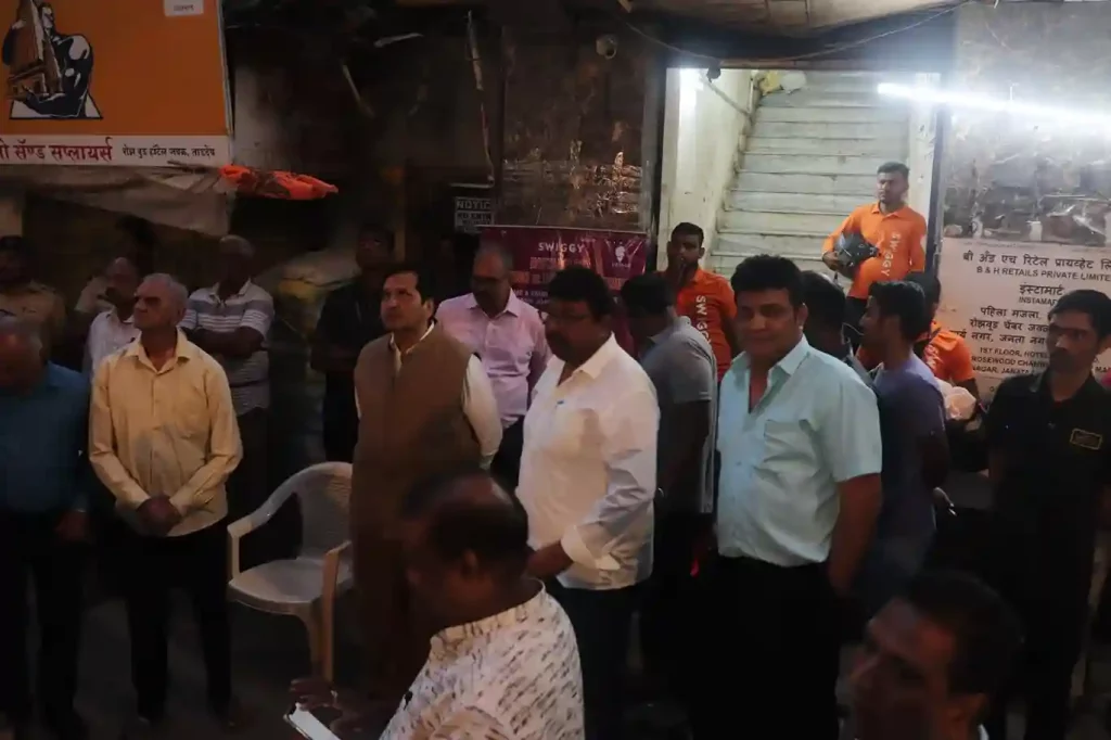 mumbai people protest against delivery boy mangalprabhat lodha support protest