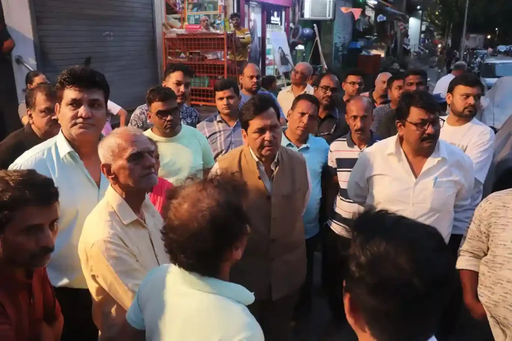 mumbai people protest against delivery boy mangalprabhat lodha support protest