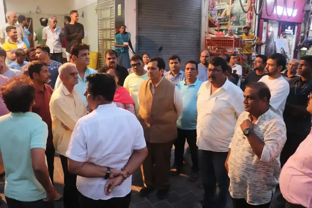 mumbai people protest against delivery boy mangalprabhat lodha support protest