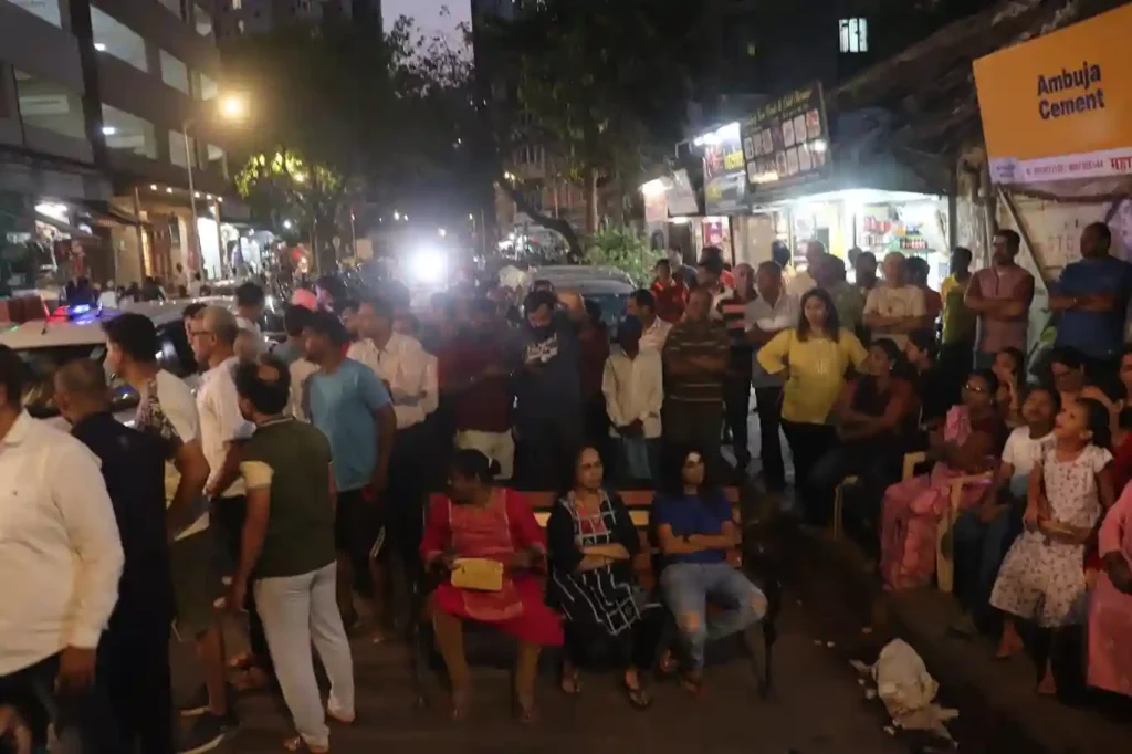 mumbai people protest against delivery boy mangalprabhat lodha support protest