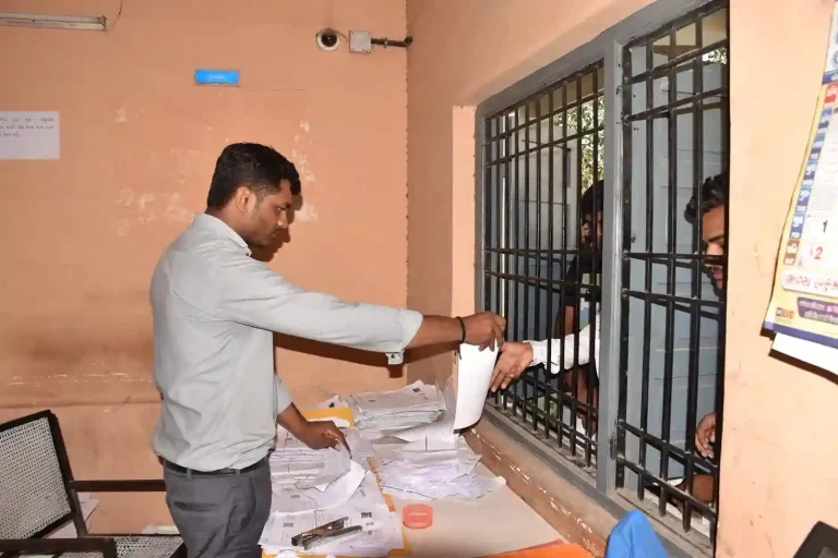 District administration organizing proper for applicants coming to both public service centers of Puna area of Surat city District administration organizing proper for applicants coming to both public service centers of Puna area of Surat city