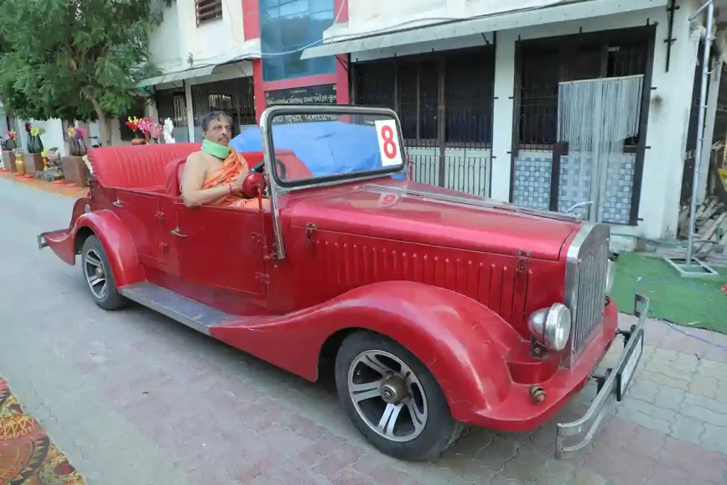 Palitana Procession taken out at the foothills, luxury vintage cars enter the town for the first time; See pictures.5