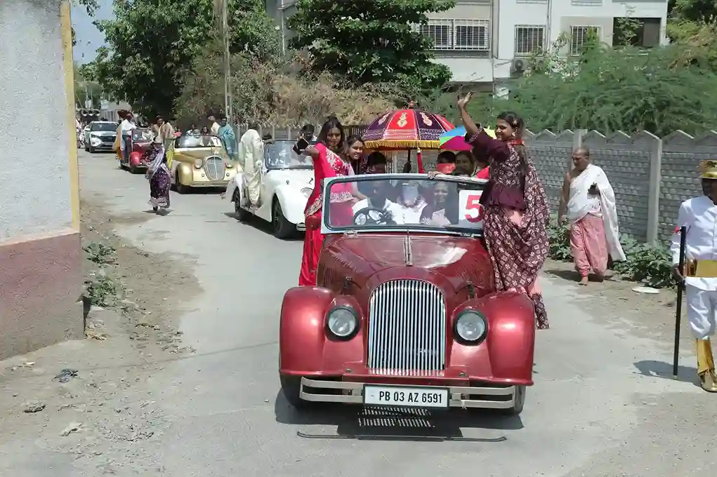 Palitana Procession taken out at the foothills, luxury vintage cars enter the town for the first time; See pictures.5