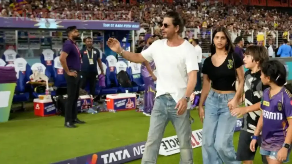 Shahrukh khan kisses abram khan forehead due to kkr qualified to final