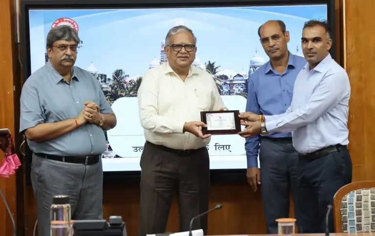 Six railway employees of Ahmedabad Mandal received Mahaprabandhak ( General Manager ) Sanraksha Award