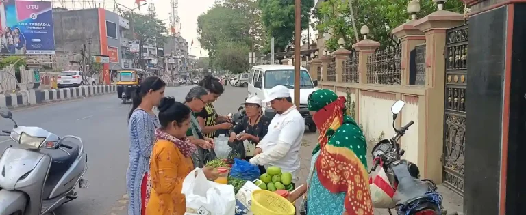 At Bardoli Nagar in Surat District, agricultural produce is sold by organic farmers at Swaraj Ashram every Monday and Thursday.