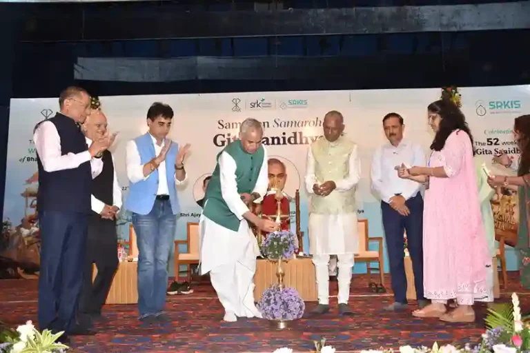 At Surat in the motivating presence of Governor Acharya Devvrat Ji , SRK. Concluding ceremony of 'Gita Sannidhya' lecture series organized by Foundation
