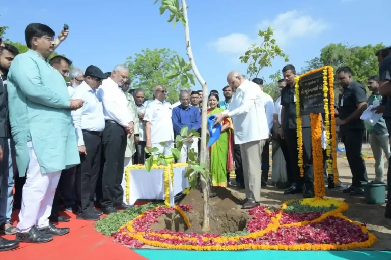 On World Environment Day, Chief Minister Shri Bhupendra Patel launched the ‘Mission Three Million Trees’ campaign by planting trees. On World Environment Day, Chief Minister Shri Bhupendra Patel launched the 'Mission Three Million Trees' campaign by planting trees.