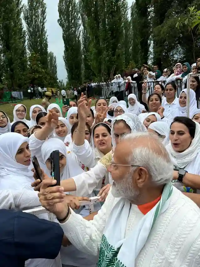 International Yoga Day 2024PM Narendra Modi In Kashmir On Yoda Day Takes Selfies With Kashmiri Women See Photos