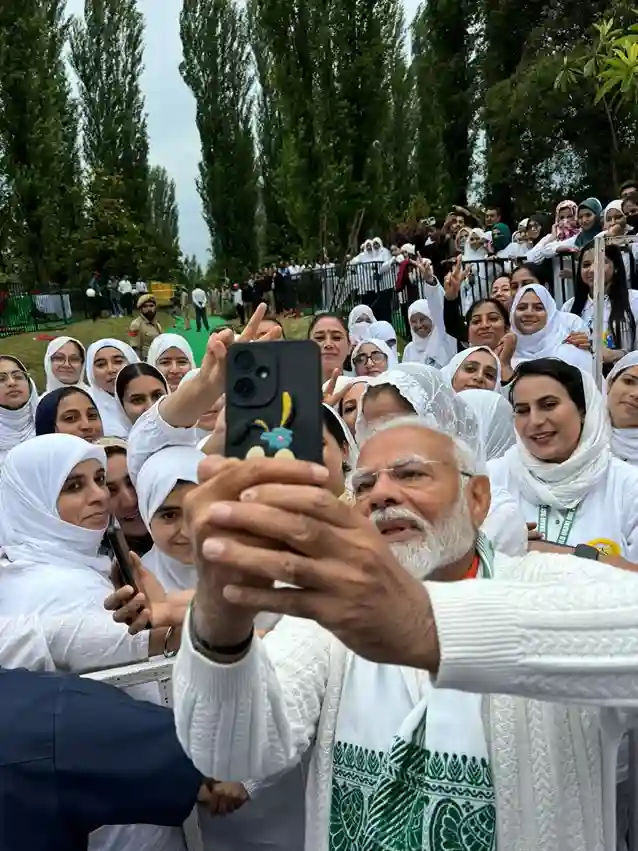 International Yoga Day 2024PM Narendra Modi In Kashmir On Yoda Day Takes Selfies With Kashmiri Women See Photos