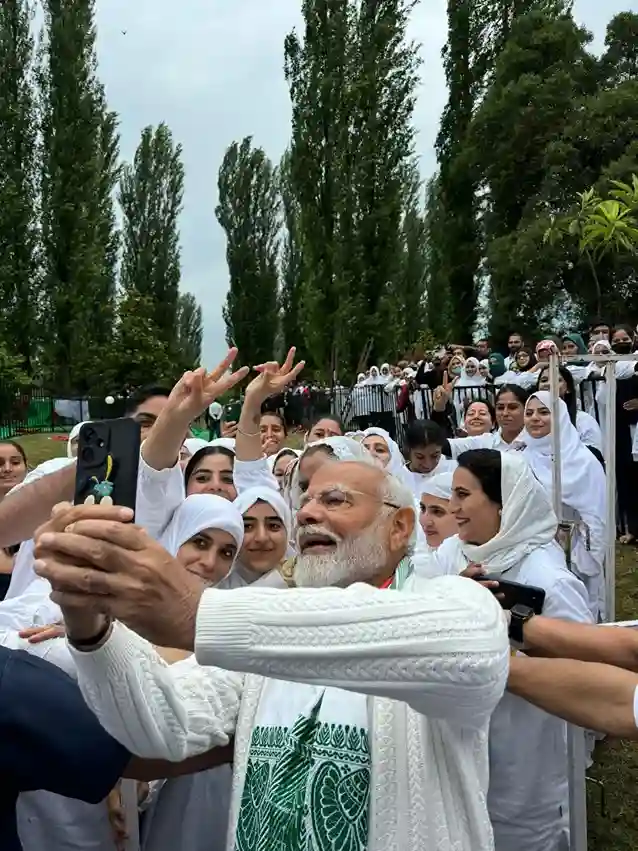 International Yoga Day 2024PM Narendra Modi In Kashmir On Yoda Day Takes Selfies With Kashmiri Women See Photos