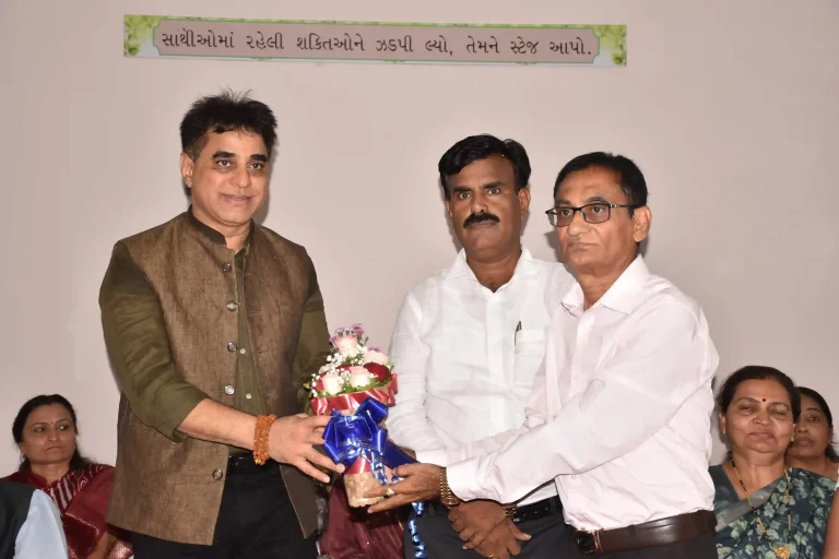 prafulbhai pansuriya inaugurating the new building of Kathodara Primary School, which was prepared at a cost of Rs.5.65 crores.