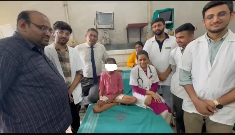 A 13-year-old sickle cell girl admitted to Smeer with complaints of spleen weighing 1.250 kg, jaundice and weakness was cured by doctors at Smeer Hospital in 18 days. A 13-year-old sickle cell girl admitted to Smeer with complaints of spleen weighing 1.250 kg, jaundice and weakness was cured by doctors at Smeer Hospital in 18 days.