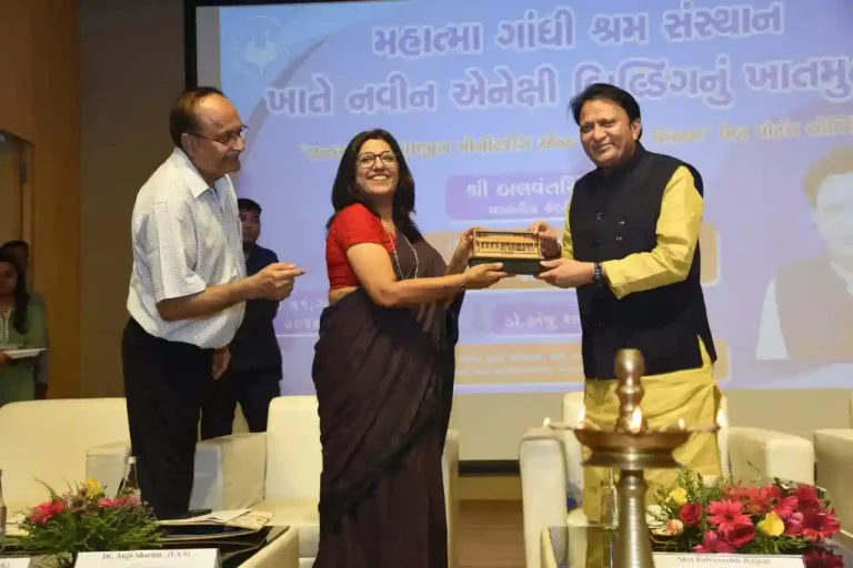 Industries Minister Shri Balwant Singh Rajput inaugurating the new Annexe building at Mahatma Gandhi Shram Sansthan