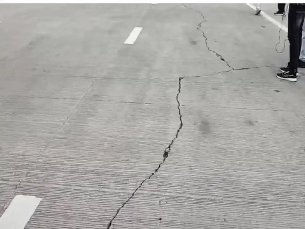 Samruddhi Highway Big Potholes On Samruddhi Mahamarg Shahapur Area 