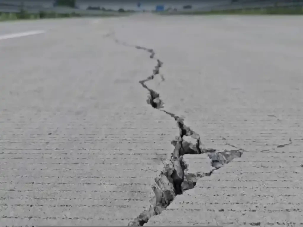 Samruddhi Highway Big Potholes On Samruddhi Mahamarg Shahapur Area 